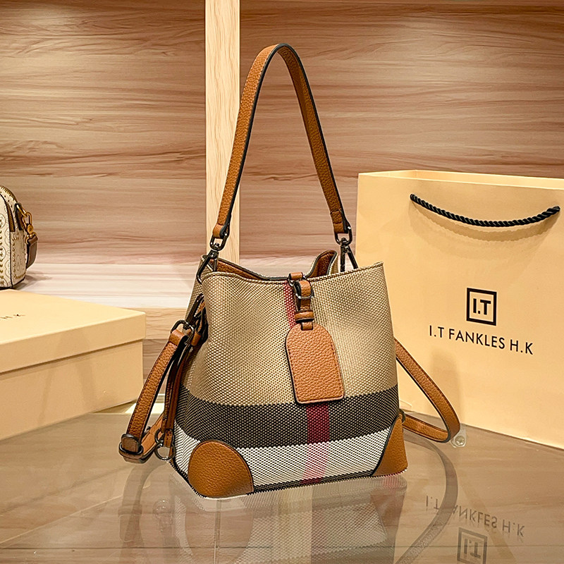 حقيبة دلو جديدة 2026 من الجلد  - مراجعة Luxury Bags Hong Kong وسعره